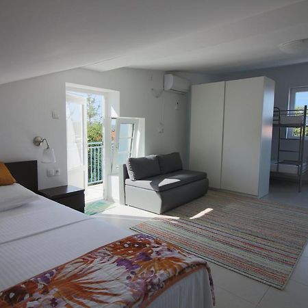 Apartment- Family Studio Малинска Экстерьер фото